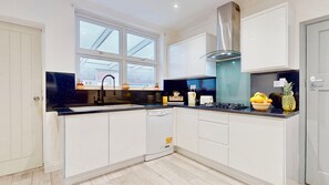 Geladeira, micro-ondas, fogão, lava-louças