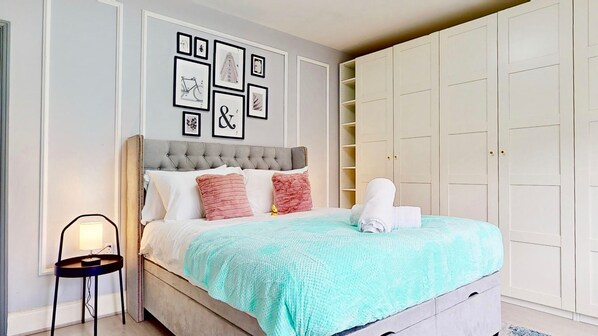 3 habitaciones, escritorio, tabla de planchar con plancha y wifi