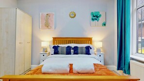 3 habitaciones, escritorio, tabla de planchar con plancha y wifi