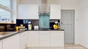 Geladeira, micro-ondas, fogão, lava-louças