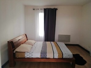 3 bedrooms, iron/ironing board, WiFi, bed sheets