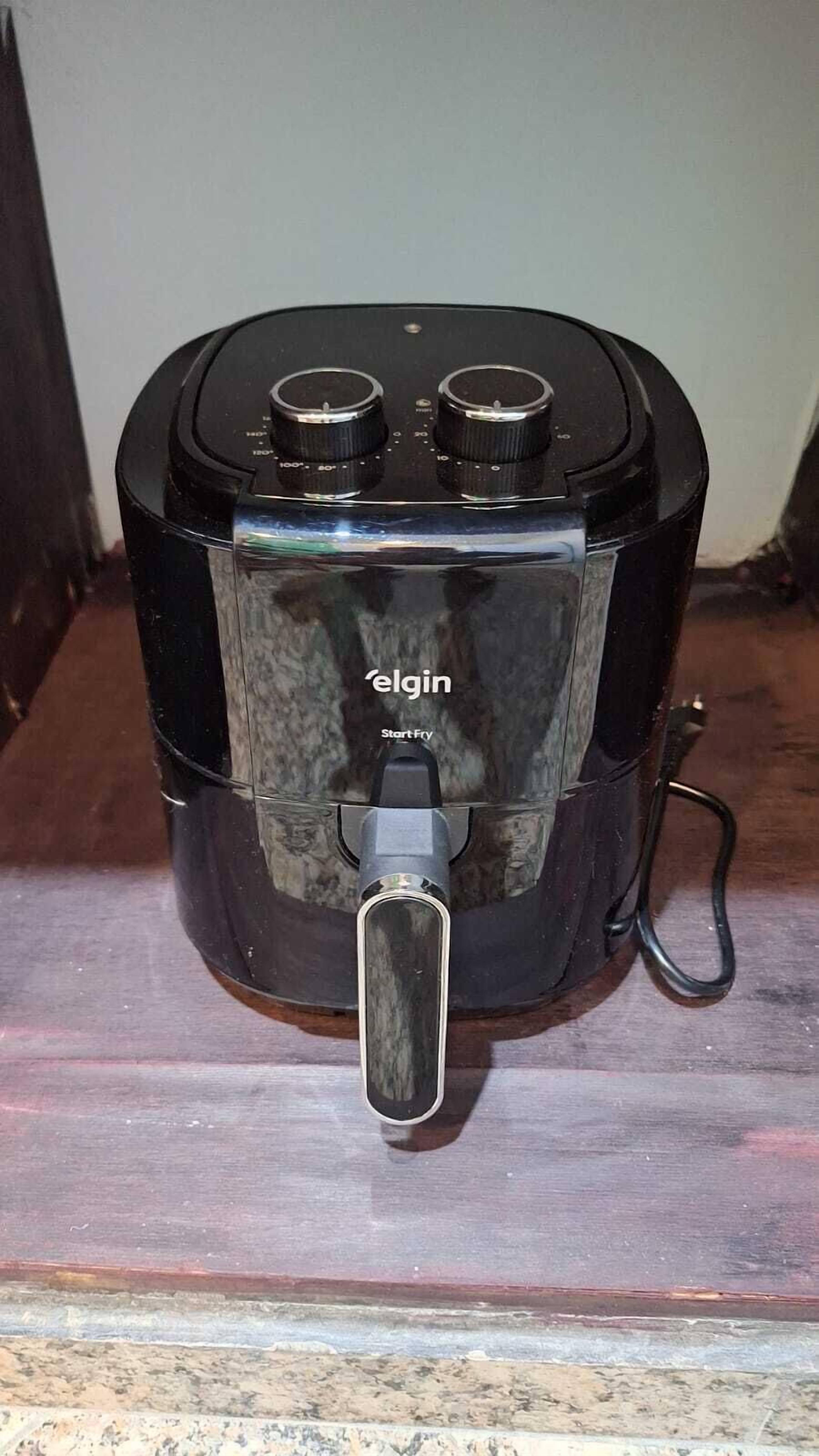 Un appareil de cuisson à air de couleur noire, de la marque « Elgin », avec les mots « Start Fry » clairement visibles sur le devant.