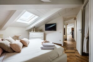 2 bedrooms, desk, iron/ironing board, WiFi