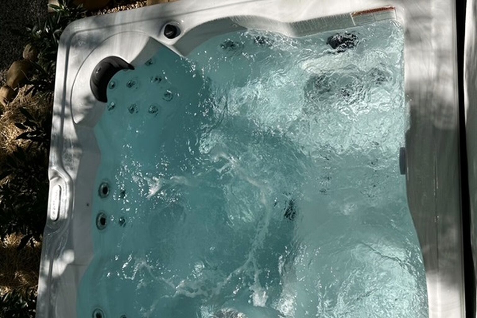 Jacuzzi con visibles chorros y estructura metálica.
