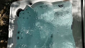 Ein Whirlpool mit sichtbaren Düsen und Metallrahmen.