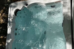 Jacuzzi con visibles chorros y estructura metálica.