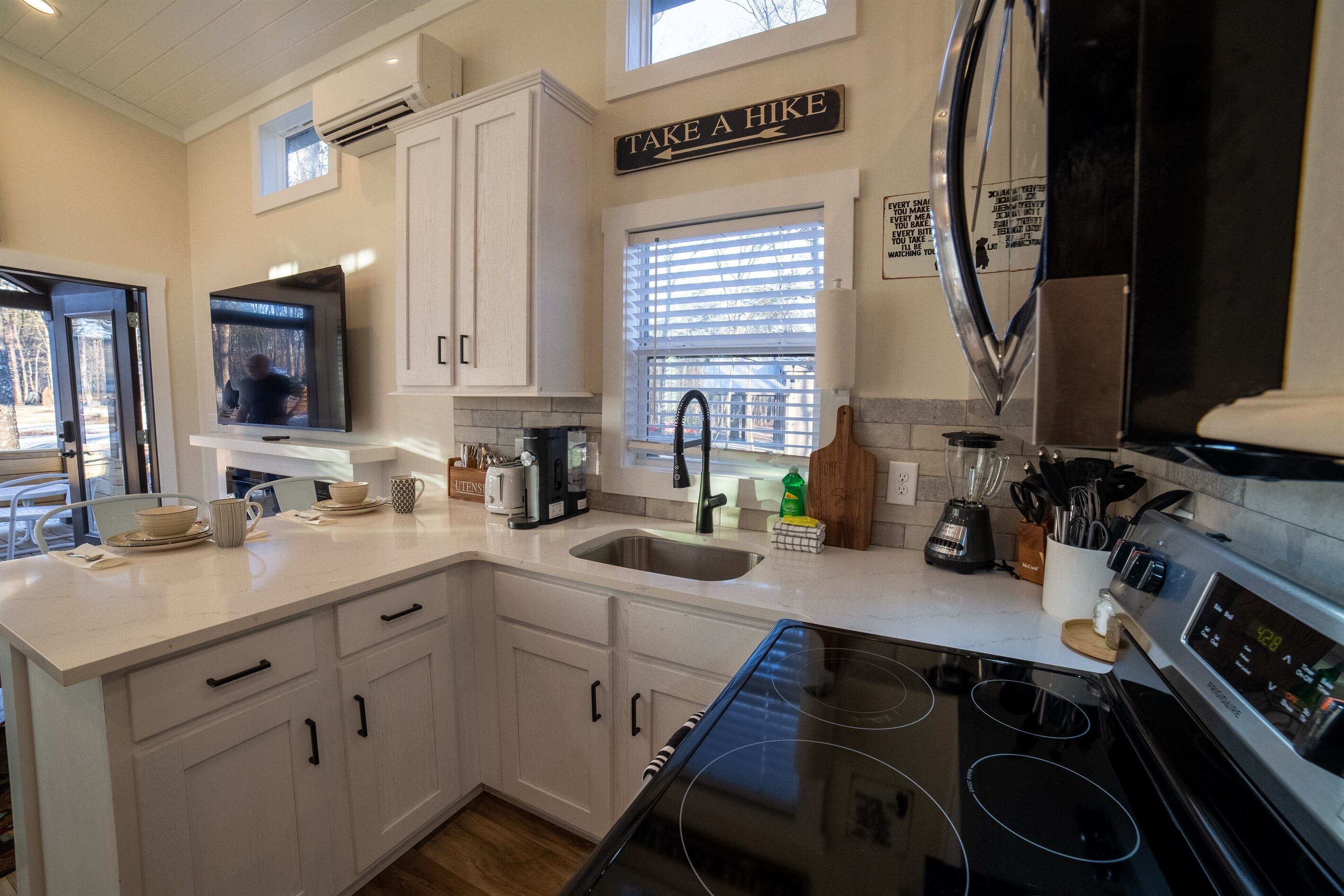 Jääkaappi, mikroaaltouuni, uuni, liesi