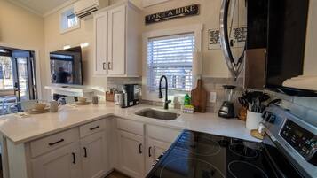 Jääkaappi, mikroaaltouuni, uuni, liesi