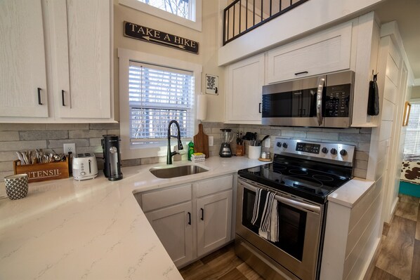 Fridge, microwave, oven, stovetop - Cozy Oaks at The Retreat at Deer Lick Falls II (Monteagle)