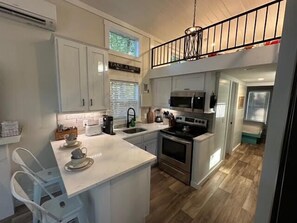 Réfrigérateur, micro-ondes, four, plaque de cuisson