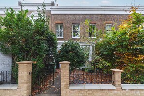 Exterior - Charming One-Bed Oasis in Hammersmith (London)