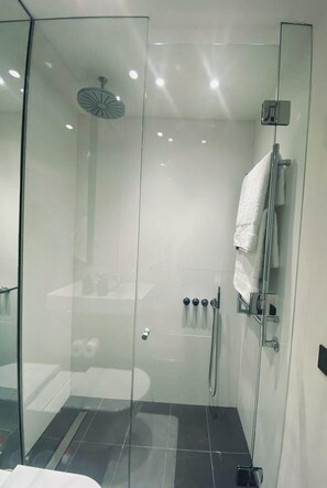 Apartment | Bathroom | Shower, towels - Opulence Stays in the Heart of London (London)