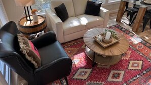 Un salon avec un canapé, une table basse et un tapis.