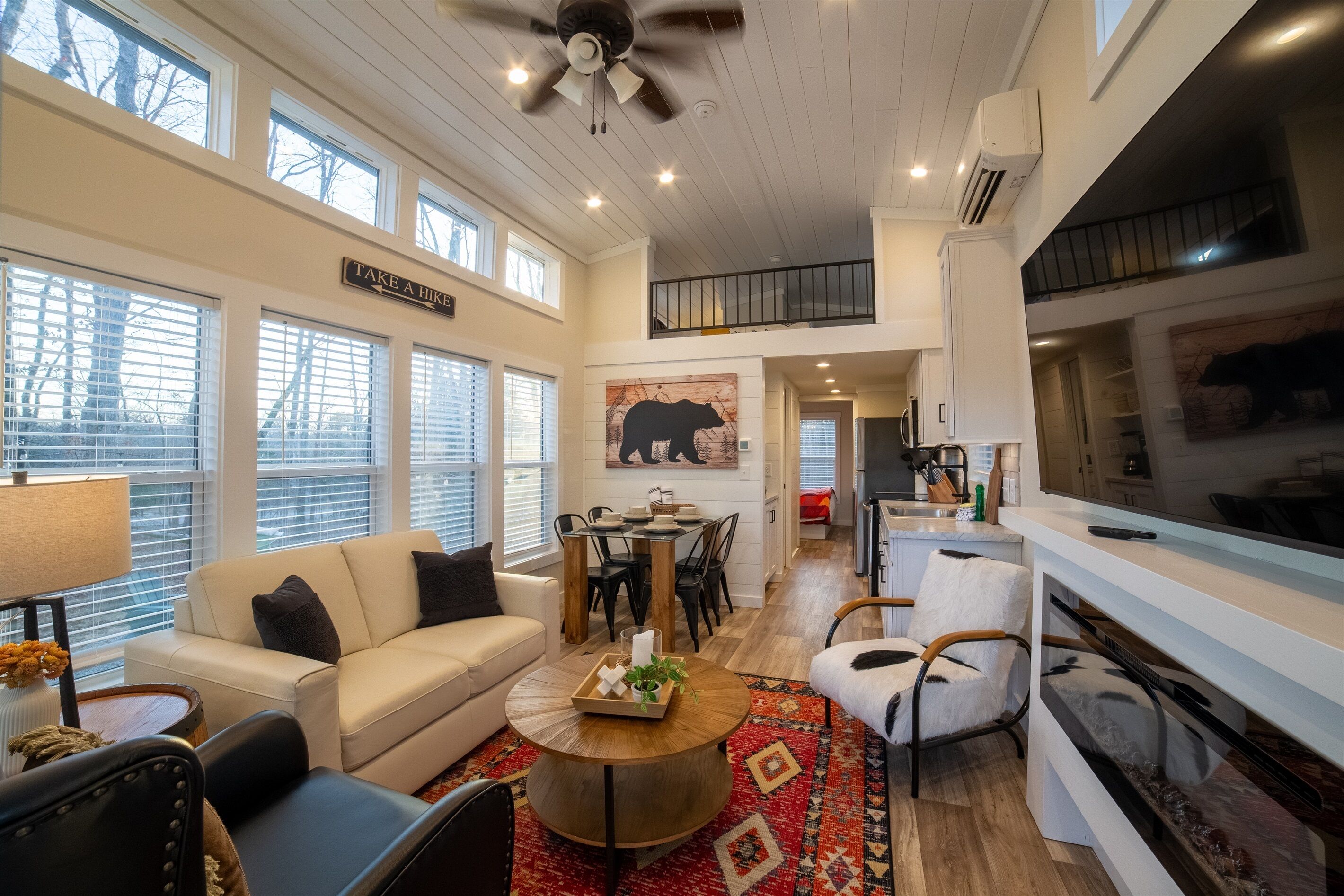 Una Smart TV, una chimenea