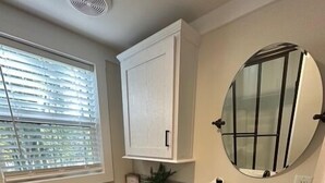 Une salle de bain avec des toilettes, un lavabo et un miroir.