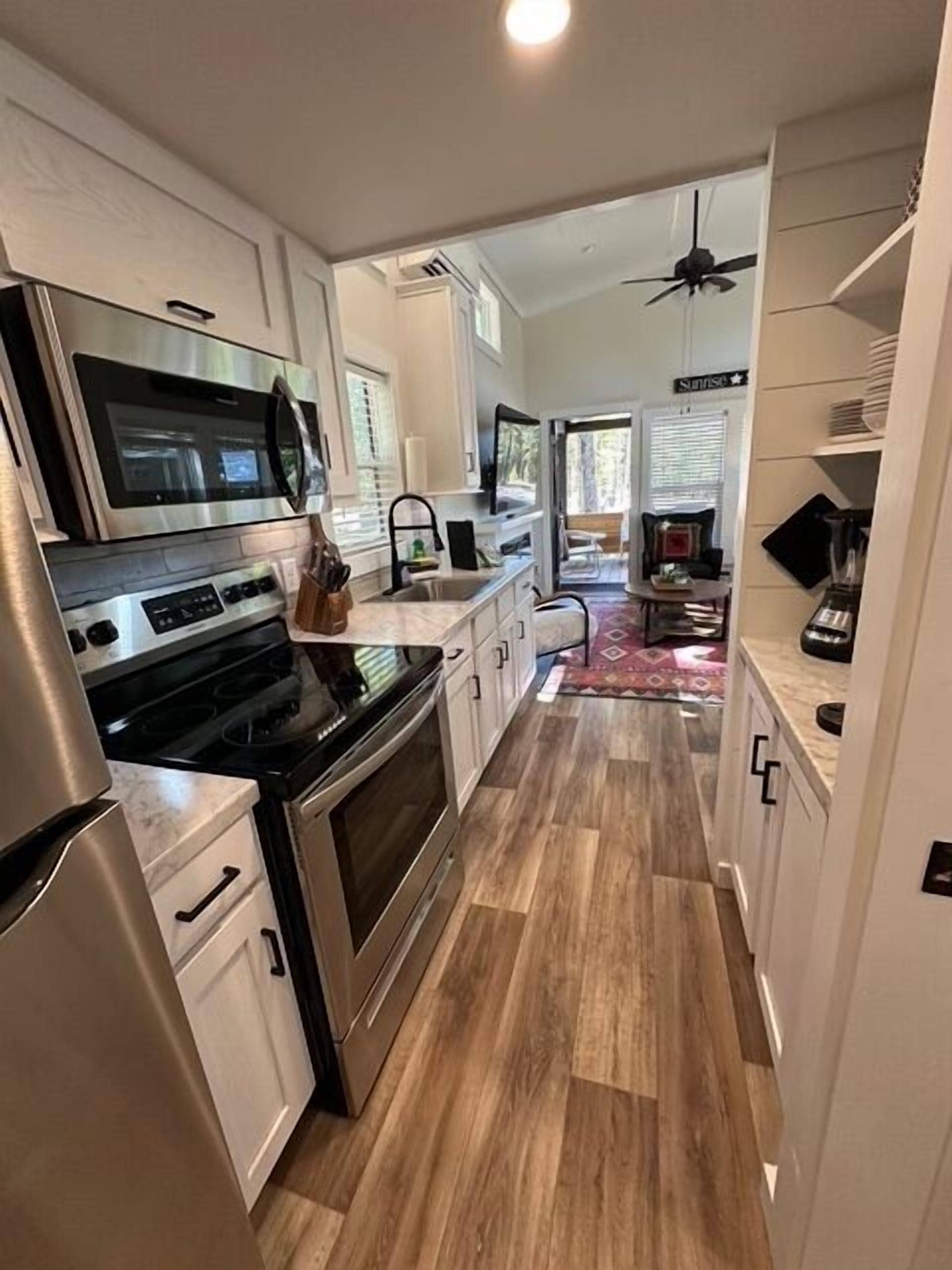 Kylskåp, mikrovågsugn, ugn och spishäll