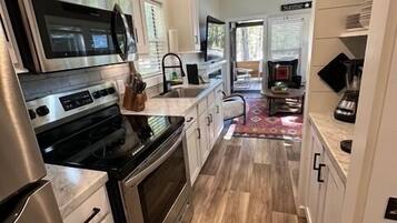 Kylskåp, mikrovågsugn, ugn och spishäll