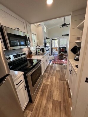 Kühlschrank, Mikrowelle, Ofen, Herdplatte