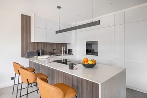 Refrigerador, horno, lavavajillas, cafetera/tetera