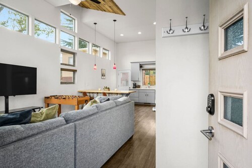 Cozy Midtown Cabin Walk To Downtown Pet Friendly