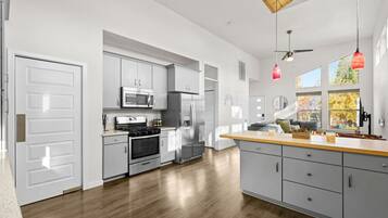 Een koelkast, een microgolfoven, een oven, een kookplaat