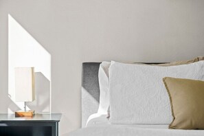 2 bedrooms, desk, WiFi, bed sheets