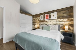 2 bedrooms, desk, WiFi, bed sheets