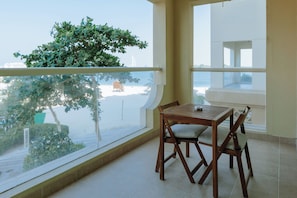 Deluxe-Apartment, Balkon, Meerblick | Terrasse/Patio