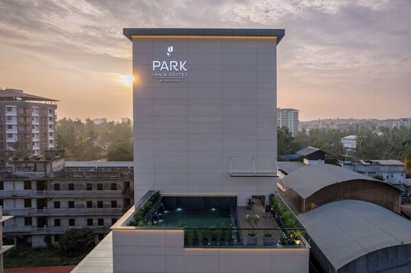 A modern building with a sign for PARK INN & SUITES by RADISSON.