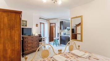 1 bedroom, desk, free WiFi, bed sheets