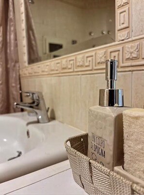 Articles de toilette écologiques, sèche-cheveux, bidet