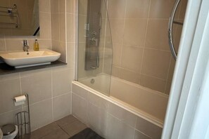 Secador de pelo, toallas, jabón y papel higiénico