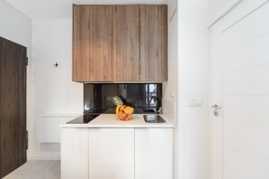 Apartamento clássico, sacada, vista para o pátio | Cozinha privada | Geladeira, cooktop, lava-louças, chaleira elétrica