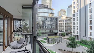 Klassiek appartement, balkon, uitzicht op binnenplaats | Terras