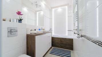 Klassiek appartement, balkon, uitzicht op binnenplaats | Gemeenschappelijke badkamer