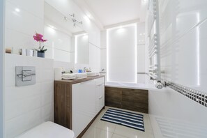 Classic Apartment, Balcony, Courtyard View | Shared bathroom - Lumina beautiful apartment Warsaw (Warsaw)