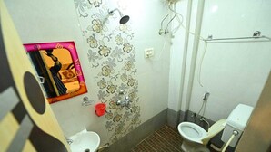 Kylpyhuone, jossa on suihku, wc ja pesuallas.