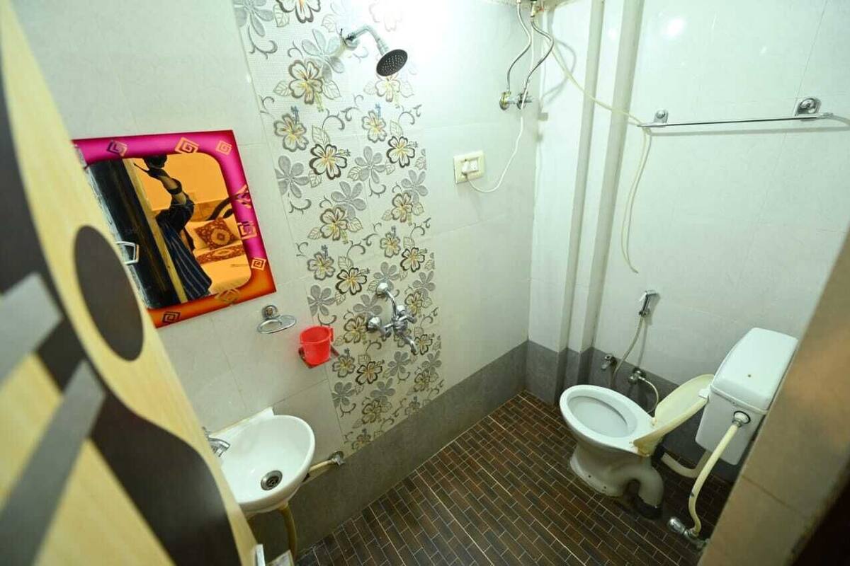 Un baño con ducha, inodoro y lavamanos.
