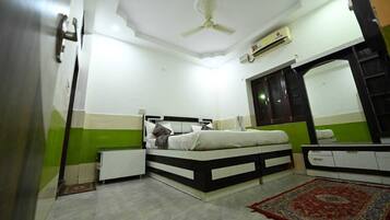 Habitación doble clásica, balcón | Escritorio, espacio para trabajar con laptop y wifi gratis