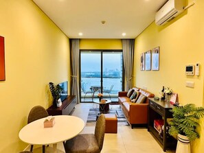 Appartement, balcon, vue ville | Restauration dans la chambre