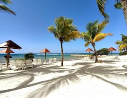 Ubicación a pie de playa y arena blanca