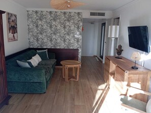 Comfort Apartment, Balcony, Sea View | Living area