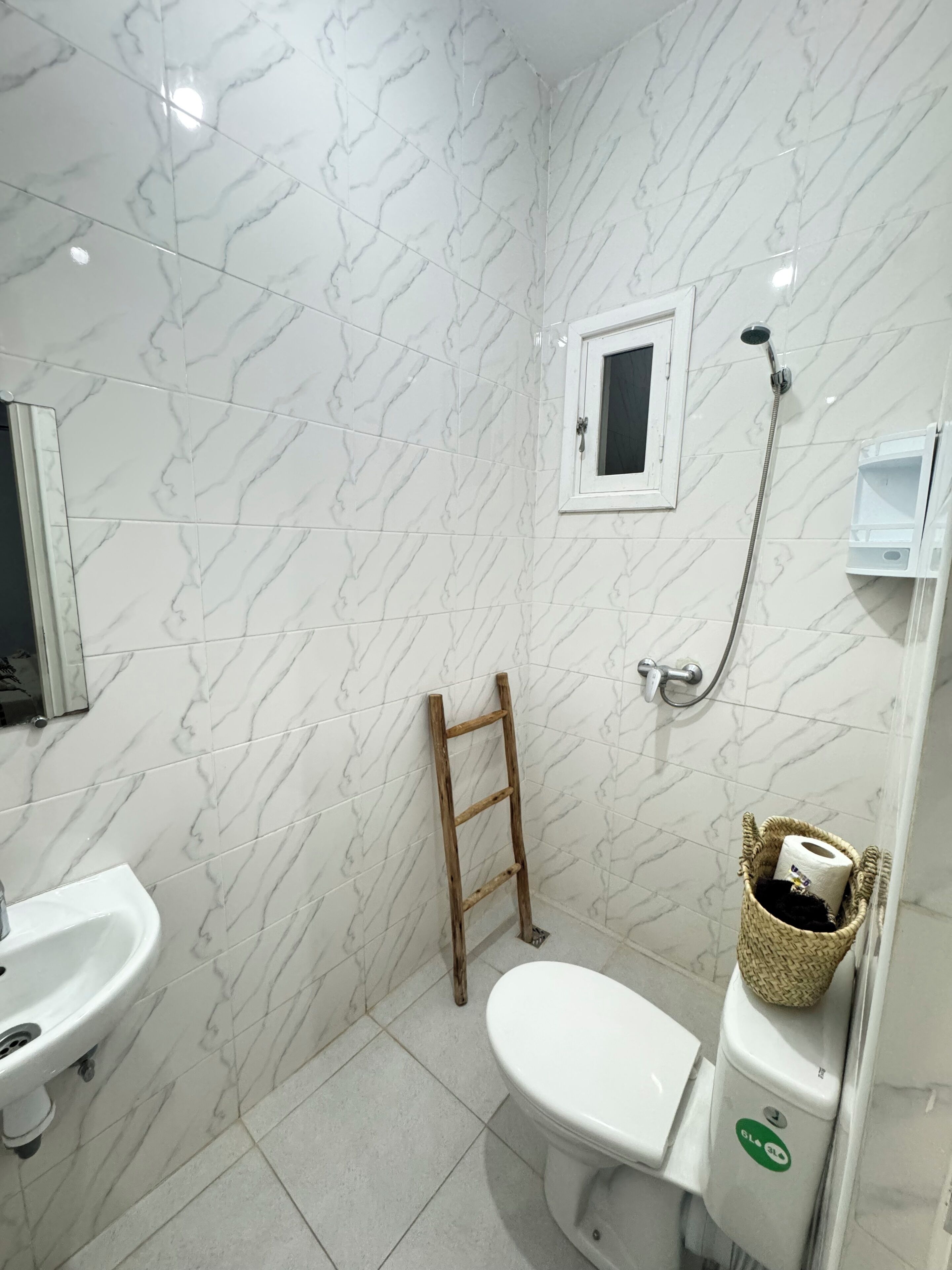 Sèche-cheveux, serviettes fournies, papier toilette