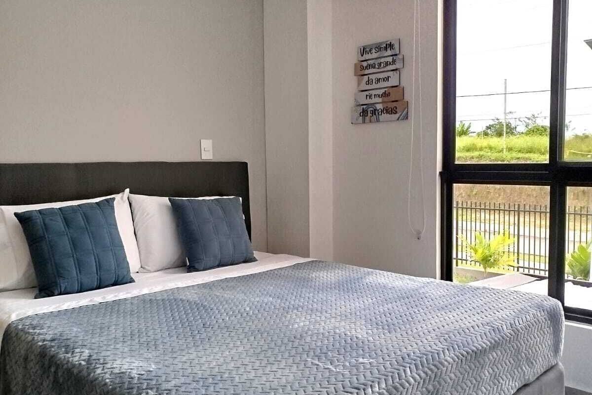 3 bedrooms, desk, laptop workspace, blackout curtains