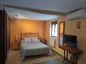 3 bedrooms, iron/ironing board, bed sheets