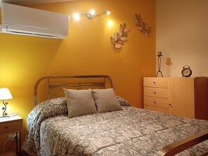 3 bedrooms, iron/ironing board, bed sheets - Ideal to disconnect in a unique natural environment. (Huérmeces del Cerro)