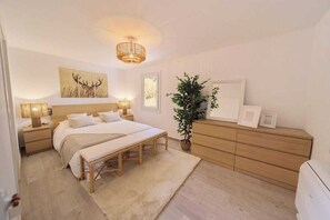 3 quartos, ferros/tábuas de passar roupa, Wi-Fi, roupa de cama