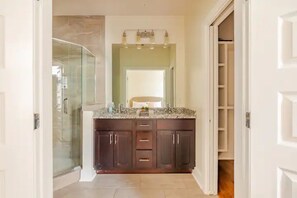 Shower, hair dryer, towels, soap - Entire townhome in Nashville, TN - minutes from Broadway - sleeps 8  (Nashville)
