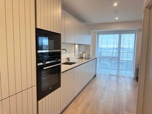 Apartamento | Cozinha privada | Geladeira, micro-ondas, fogão, cooktop
