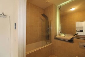 Asciugacapelli, asciugamani, sapone, carta igienica